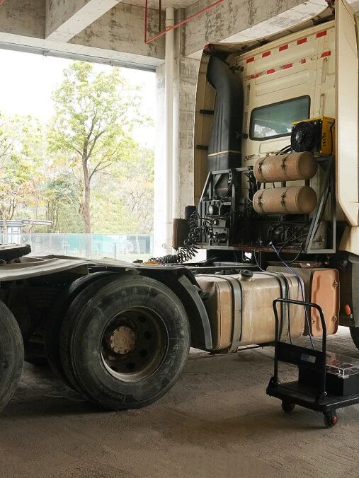 02 Real-World Scenario Testing

We have established specialized test environments tailored to various application scenarios—such as heavy-load startups for electric forklifts, high-current overcurrent events in trucks, and rapid acceleration during hill climbs for electric three-wheelers—to evaluate BMS performance in contexts like motive power, residential energy storage, and truck starting/operation.