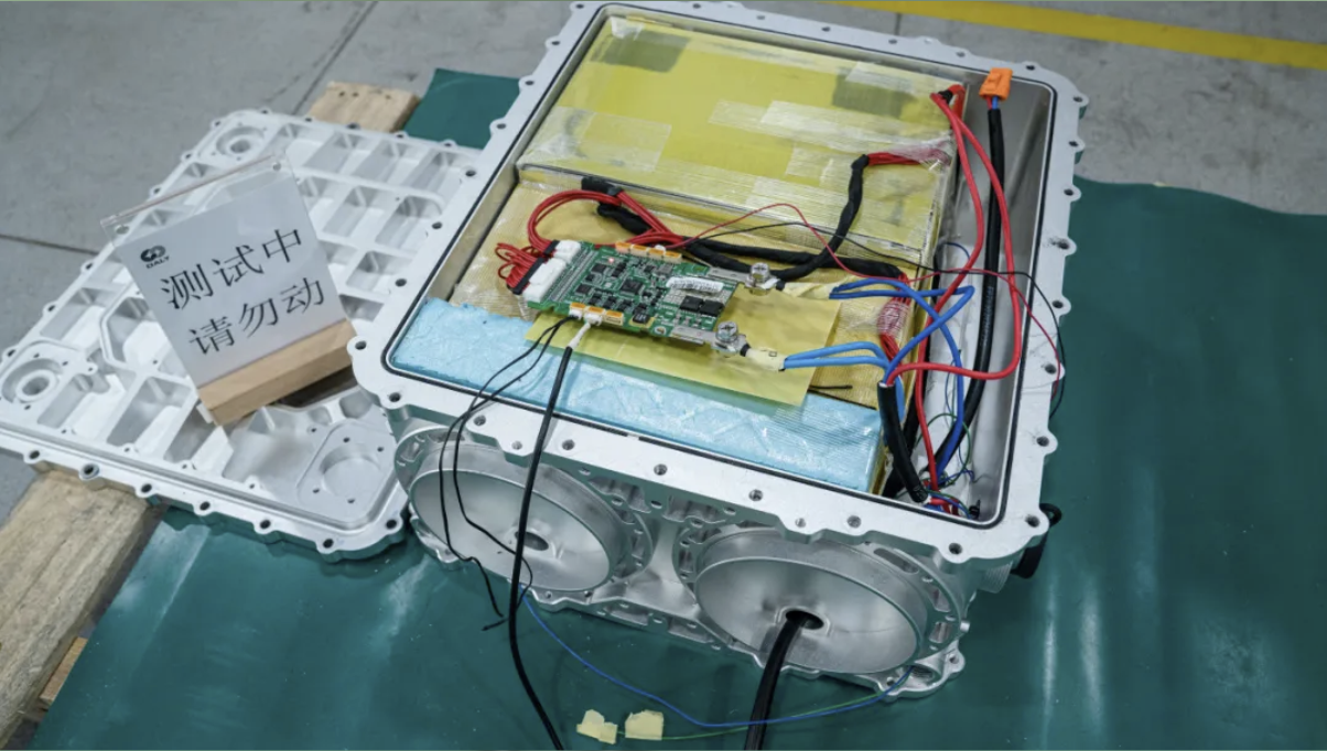 Test Execution Team: We conduct a comprehensive, item-by-item verification of performance, covering over 30 hardware parameters—such as voltage, current, and power consumption—as well as more than 20 software functions, including communication logic, SoC calibration, and alarm/protection mechanisms. This also includes specialized validation of Bluetooth connectivity.
Furthermore, we perform rigorous testing under real-world operating conditions—such as heavy-load startup, high-current overcurrent events, transitions between peak and off-peak power usage, and load-dump transients. These are combined with environmental stress tests—including exposure to extreme temperatures, vibration, and electrostatic discharge—to ensure the product performs reliably across the full spectrum of our customers' actual usage scenarios.